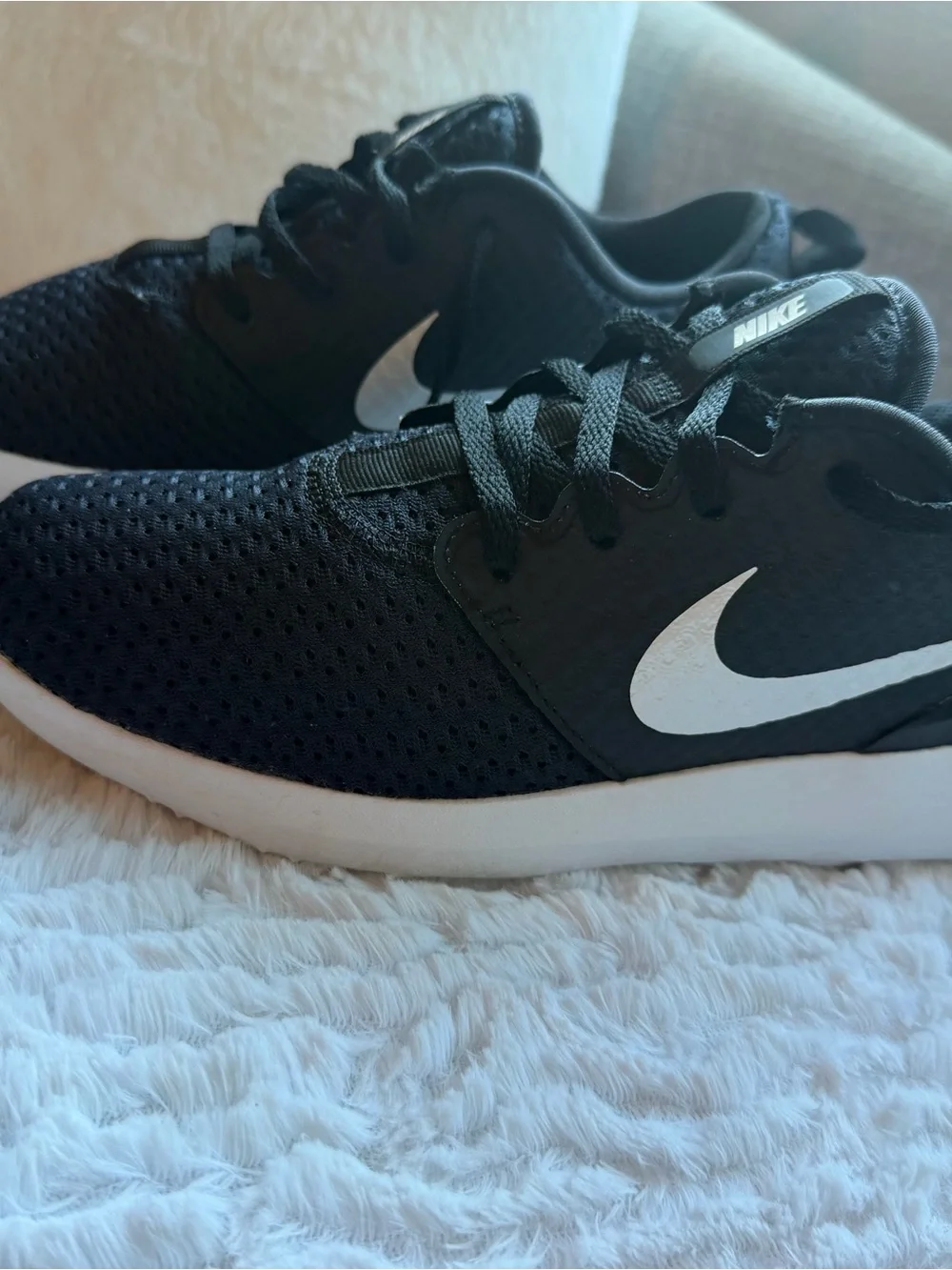 Nike Women’s Golf Roshe  Black and White Mesh Sneakers - Picture 3 of 3